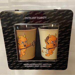 Don Ed Hardy Embroidered PVC Leather
Wrapped Glasses Gift Set Metal Storage Tin